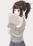  1girl bangs black_skirt blunt_bangs blush cowboy_shot grey_background grey_shirt long_sleeves nasuna object_hug original pillow pillow_hug shirt side_ponytail sidelocks simple_background skirt solo violet_eyes 