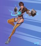  1girl artist_name bangs black_hair blue_background bodysuit bomber_jacket brown_eyes brown_hair clothes_writing full_body gloves goggles gun handgun hentaitop highres jacket light_smile looking_at_viewer no_pants overwatch panties short_hair signature solo spiky_hair thigh-highs tracer_(overwatch) underwear weapon 