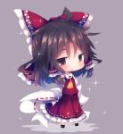  1girl ahoge ascot beni_shake bow brown_eyes brown_hair chibi detached_sleeves full_body grey_background hair_bow hair_tubes hakurei_reimu long_sleeves looking_at_viewer ribbon-trimmed_sleeves ribbon_trim solo sparkle standing touhou triangle wide_sleeves 