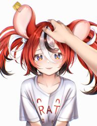  1girl animal_ear_fluff animal_ears artist_name black_hair blue_eyes closed_mouth clothes_writing collarbone commentary dice dice_earrings earrings hair_between_eyes hakos_baelz hand_on_another's_head highres hololive hololive_english jewelry mouse_ears mouse_girl mousetrap multicolored_hair red_hair rinkosannn shirt upper_body white_background white_hair white_shirt 