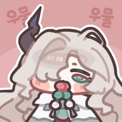 1girl @_@ blush_stickers capelet chibi chibi_only commentary_request grey_hair hair_over_one_eye hood hooded_capelet horns korean_commentary korean_text long_hair makasha_(trickcal) monyami object_request open_mouth outline pink_background single_horn solo translation_request trickcal upper_body very_long_hair white_capelet white_outline 