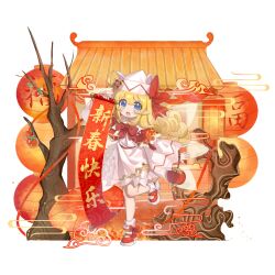  1girl blonde_hair blue_eyes bow bowtie capelet chinese_commentary chinese_text commentary_request dress embellished_costume fairy fairy_wings hat hat_bow holding hxj_(2324184595) lantern leg_up lily_white long_hair long_sleeves looking_at_viewer mary_janes open_mouth paper_lantern pointy_ears red_bow red_bowtie red_capelet red_shoes shoes smile solo standing standing_on_one_leg touhou translation_request very_long_hair white_capelet white_dress white_hat wide_sleeves wings 