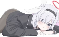  1girl black_eyes black_hairband black_sailor_collar black_serafuku blue_archive braid choker commentary_request hair_over_one_eye hairband halo looking_at_viewer lying on_stomach plana_(blue_archive) red_halo red_pupils sailor_collar school_uniform serafuku si_shirono single_braid solo white_hair 