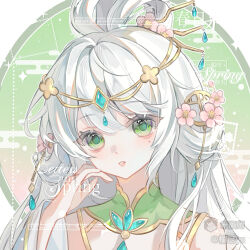  1girl artist_name bare_shoulders chinese_text circle collar detached_collar detached_sleeves english_text eyelashes flower gem gold_trim green_background green_eyes hair_flower hair_ornament hair_rings hand_up highres light_blush long_hair long_sleeves looking_at_viewer mole mole_under_eye original parted_lips pink_flower portrait sample_watermark sleeveless solo upper_body watermark white_background white_collar white_hair white_sleeves yuyiyu 