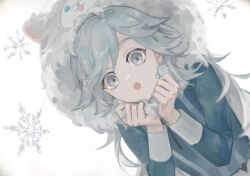  1boy androgynous animal_print blue_eyes blue_hair blue_shirt blurry blurry_background commentary_request from_below fur_hat hands_on_headwear hat highres iwakiyamayukisatoshironanogojuurokushi_akira kemono_jihen long_hair long_sleeves looking_at_viewer male_focus open_mouth shirt snowflakes solo suspenders upper_body white_background why-ex 