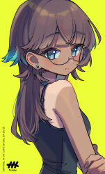  1girl aqua_eyes aqua_hair artist_logo artist_name bare_shoulders black_camisole breasts brown_hair camisole commentary_request dot_nose earrings gradient_hair hand_on_own_arm highres indie_virtual_youtuber jewelry logo long_hair looking_at_viewer looking_back multicolored_hair naname_(7name) naname_(vtuber) open_mouth parted_lips simple_background single_earring small_breasts solo tan turning_head upper_body yellow_background 
