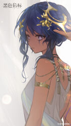  1girl 1other absurdres armlet bare_shoulders black_beacon blue_eyes blue_hair closed_mouth dress from_side grey_background hair_ornament highres holding_another's_hair jewelry long_hair looking_at_viewer phaenomena_(black_beacon) sleeveless sleeveless_dress solo_focus upper_body white_dress 