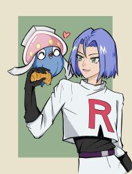  1boy black_gloves blue_hair chinese_commentary commentary_request croissant crop_top food gloves green_background green_eyes highres inkay james_(pokemon) logo momo_jiji pokemon pokemon_(anime) pokemon_(classic_anime) pokemon_(creature) single_letter team_rocket team_rocket_uniform 