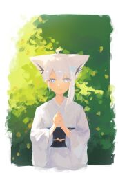  1girl alternate_costume animal_ears blue_eyes chocomint24801 commentary fox_ears fox_girl highres hololive japanese_clothes kimono leaf looking_at_viewer plant shirakami_fubuki solo tagme untranslatable_commentary upper_body white_background white_kimono 