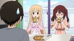  1boy 2girls animated animated_gif doma_taihei doma_umaru ebina_nana food himouto!_umaru-chan multiple_girls pizza 