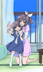  brown_eyes brown_hair clannad dango_daikazoku furukawa_nagisa happy kneeling loli mother_and_daughter okazaki_ushio ponytail sailor_dress school_uniform smile tatami waving yuzuki_kisa 