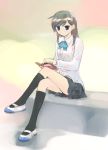  1girl footwear ikeda_jun_(mizutamari) kneehighs legs_crossed original reading school_uniform serafuku sitting socks solo 