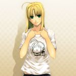 1girl ahoge blonde_hair casual clothes_writing fate/stay_night fate_(series) green_eyes hair_down puyo saber shirt smile solo t-shirt 
