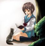  1girl book cat chiko_(artist) chiko_(kanhogo) footwear kneehighs nagato_yuki school_uniform serafuku socks solo suzumiya_haruhi_no_yuuutsu 
