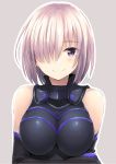  1girl armor armored_dress bangs bare_shoulders blush breasts cleavage closed_mouth commentary fate/grand_order fate_(series) grey_background hair_over_one_eye hand_on_own_arm highres hika_(hikara) large_breasts lavender_hair light_smile looking_at_viewer shielder_(fate/grand_order) short_hair simple_background smile solo upper_body violet_eyes 