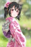  1girl black_hair blurry blurry_background blush closed_mouth floral_print from_behind furisode japanese_clothes keisuke_(0320030103200301) kimono lips long_sleeves looking_at_viewer looking_back love_live! love_live!_school_idol_project new_year outdoors red_eyes sash shiny shiny_hair short_hair smile snowing solo standing twintails upper_body yazawa_nico 