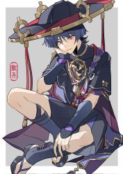  1boy arm_support armor belt black_bodysuit black_hair black_hat black_kimono black_shorts black_sleeves blue_hair blunt_ends bodysuit border covered_collarbone crossed_legs elbow_on_thigh eyeliner eyeshadow full_body genshin_impact grey_background hand_on_own_cheek hand_on_own_face hat highres japanese_armor japanese_clothes jewelry jingasa kimono knee_up knees kote kurokote layered_sleeves looking_at_viewer makeup male_focus mandarin_collar mitsudomoe_(shape) multicolored_hair neck_ring o-ring okobo open_clothes open_kimono parted_lips purple_belt purple_rope purple_sleeves red_eyeliner red_eyeshadow red_hat red_sash red_trim rope sandals sash scaramouche_(genshin_impact) shimenawa short_sleeves shorts sialou sitting smile solo streaked_hair tassel toes tomoe_(symbol) two-tone_hat violet_eyes white_border white_rope white_trim 