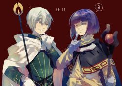  2boys aubz black_cape cape crossover dated gloves grey_shirt grin hair_between_eyes hand_on_own_chin highres holding holding_staff ishida_akira long_sleeves looking_at_another mage_staff male_focus multiple_boys musical_note notice_lines octopath_traveler octopath_traveler_ii one_eye_closed purple_hair red_background shirt short_hair simple_background slayers smile spoken_musical_note staff temenos_mistral turtleneck voice_actor_connection white_cape white_gloves white_hair xelloss yellow_shirt 
