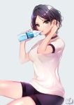 1girl arm_up artist_name black_hair bottle breasts drinking grey_background gym_uniform hair_tucking hand_up hayami_kanade highres holding holding_bottle idolmaster idolmaster_cinderella_girls ilo looking_at_viewer medium_breasts parted_lips shirt short_hair short_sleeves shorts signature simple_background sitting solo thighs water_bottle white_shirt yellow_eyes 