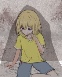  1girl aged_down bang_dream! bang_dream!_it's_mygo!!!!! blonde_hair blood blue_shorts chinese_commentary closed_mouth commentary_request hair_between_eyes highres injury misumi_uika momokan_1209 scrape shirt short_hair short_sleeves shorts solo violet_eyes yellow_shirt 