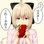  1girl ahoge artist_name bangs beige_background blonde_hair blush covered_mouth dated eyebrows_visible_through_hair fate_(series) gift hair_between_eyes holding holding_gift incoming_gift japanese_clothes koha-ace looking_at_viewer mugipot sakura_saber short_hair signature simple_background solo speech_bubble upper_body yellow_eyes 