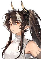  1girl alternate_hairstyle arknights bare_shoulders brown_hair chest_sarashi chinese_commentary chongyue_(arknights) dragon_horns genderswap genderswap_(mtf) highres horns long_hair looking_at_viewer male_focus multicolored_hair parted_lips pointy_ears ponytail red_eyes sarashi shirt sidelocks simple_background sleeveless sleeveless_shirt solo streaked_hair thick_eyebrows tuoshui_fan_fanqie two-tone_hair upper_body white_background white_hair white_shirt 