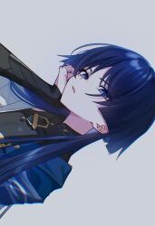  1boy alternate_hair_length alternate_hairstyle armor black_bodysuit black_bridal_gauntlets blue_cape blunt_ends bodysuit bridal_gauntlets cape covered_collarbone eyelashes eyeliner eyeshadow genshin_impact grey_background hand_on_own_face head_rest head_tilt highres japanese_armor japanese_clothes kimono kote kurokote long_hair looking_at_viewer makeup male_focus mandarin_collar open_mouth purple_hair red_eyeliner red_eyeshadow scaramouche_(genshin_impact) shoulder_peek sideways solo takura_0103 tsurime violet_eyes wanderer_(genshin_impact) white_kimono white_trim wispy_bangs 