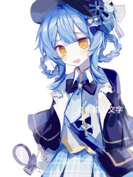 1girl black_bag black_capelet black_hat blue_bow blue_hair blue_necktie blue_skirt bow braid braided_hair_rings capelet chinese_commentary chinese_text commentary_request cowboy_shot deerstalker hair_rings hat highres holding holding_magnifying_glass long_sleeves looking_at_viewer magnifying_glass mahou_shoujo_no_majo_saiban necktie open_mouth pleated_skirt short_hair simple_background skirt smile solo tachibana_sherry translation_request white_background yellow_eyes yuan_yezhi 