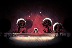  1girl 6+others aged_down black_hair blunt_bangs censored censored_identity cosplay hollow_knight hollow_knight:_silksong hornet_(hollow_knight) hornet_(hollow_knight)_(cosplay) ischiming japanese_clothes kimono limbus_company looking_at_another looking_at_viewer multiple_others project_moon red_kimono ryoshu_(project_moon) short_hair sitting weaver_(hollow_knight) white_kimono 