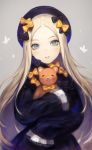  1girl abigail_williams_(fate/grand_order) blonde_hair blue_eyes bow fate/grand_order fate_(series) forehead hair_bow hat highres long_hair long_sleeves looking_at_viewer stuffed_animal stuffed_toy teddy_bear upper_body viorie 