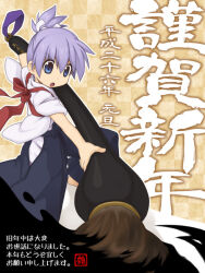  1girl artist_name bow calligraphy_brush checkered_background hakama hakama_pants holding holding_calligraphy_brush holding_paintbrush ink japanese_clothes kimono legs_apart motoyui new_year open_mouth original oversized_clothes paintbrush pants ponytail red_bow short_hair short_ponytail solo standing white_kimono yuichirou 