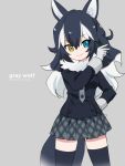  1girl animal_ears argyle argyle_necktie black_hair black_jacket black_legwear blazer blue_eyes breast_pocket buttons character_name collar commentary copyright_name cowboy_shot english eyebrows_visible_through_hair eyelashes fur_collar gloves grey_background grey_gloves grey_wolf_(kemono_friends) hair_between_eyes hand_on_hip hand_up heterochromia holding holding_pencil ica jacket kemono_friends long_hair long_sleeves looking_at_viewer multicolored_hair necktie pencil plaid plaid_skirt pleated_skirt pocket romaji shiny shiny_hair simple_background skirt smile solo tail thigh-highs tsurime two-tone_hair wavy_hair white_hair wolf_ears wolf_tail wrist_cuffs yellow_eyes zettai_ryouiki 