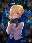  1girl ahoge black_gloves blonde_hair blue_scarf blurry blush bokeh breath coat commentary_request depth_of_field fate/stay_night fate_(series) gloves green_eyes highres saber scarf serino_itsuki short_hair solo twitter_username winter_clothes winter_coat 
