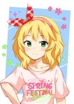  1girl blonde_hair blue_background blush bow clothes_writing collarbone commentary_request flower green_eyes hair_bow hairband hand_on_hip idolmaster idolmaster_cinderella_girls idolmaster_cinderella_girls_starlight_stage looking_at_viewer pink_shirt plaid plaid_bow red_bow sakurai_momoka shirt short_hair smile sparkle t-shirt takeya_y0615 wavy_hair 