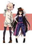  &gt;:) 2girls ahoge akishima_kei bag black_hair black_legwear bow coffee_cup demon_archer full_body green_eyes hair_bow hand_on_hip handbag hat height_difference koha-ace long_hair multiple_girls pants peaked_cap pigeon-toed pink_hair red_eyes sakura_saber salute standing sweater thigh-highs very_long_hair 