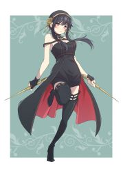  1girl bare_shoulders black_dress black_gloves black_hair black_thighhighs border closed_mouth commentary dagger dress dual_wielding eitopondo fingerless_gloves full_body gloves gold_hairband green_background hairband highres holding holding_weapon knife looking_at_viewer outside_border red_eyes sidelocks sleeveless sleeveless_dress solo spy_x_family standing standing_on_one_leg stiletto_(weapon) thigh-highs weapon white_border yor_briar 