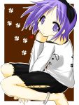  ankle_bracelet bare_shoulders barefoot casual hiiragi_tsukasa jewelry lucky_star purple_eyes purple_hair short_hair sitting umiato violet_eyes 