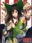  &gt;:) 1girl 2017 akeome alternate_costume black_hair black_wings bow breasts cape closed_mouth floral_print furisode green_bow hagoita hair_bow japanese_clothes kimono large_breasts long_hair long_sleeves minami_koyogi new_year obi paddle red_eyes reiuji_utsuho sash smile solo third_eye touhou upper_body wide_sleeves wings 