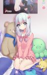  1girl bangs barefoot blue_eyes bow ero_manga_sensei eromanga_sensei frills full_body gradient_hair hair_bow hair_ribbon highres izumi_sagiri long_hair looking_at_viewer multicolored_hair on_bed pajamas pink_bow poster_(object) ribbon roro_(shisi4656) seiza silver_hair sitting solo tress_ribbon v_arms 