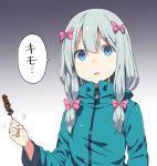  1girl 5240mosu blue_eyes blue_hair bow eromanga_sensei food gradient gradient_background grey_background hair_bow highres izumi_sagiri jacket long_hair looking_at_viewer pink_bow solo speech_bubble translation_request upper_body zipper 