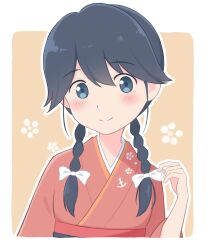  1girl alternate_hairstyle anchor_symbol azuki-iro black_hair blue_eyes border bow braid commentary_request hair_bow hair_flaps highres houshou_(kancolle) japanese_clothes kantai_collection kimono long_hair looking_at_viewer low_twin_braids low_twintails orange_background outline outside_border pink_kimono simple_background smile solo twin_braids twintails upper_body white_border white_bow white_outline 