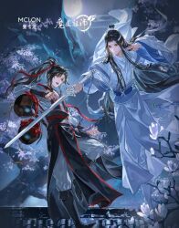  2boys ahoge alcohol aura bichen_sword bishounen black_boots black_hair black_hanfu black_sash blue_sash boots branch chinese_clothes closed_mouth clouds copyright_name duel english_commentary fighting_stance floating_clothes flower full_body full_moon grandmaster_of_demonic_cultivation grey_eyes grey_pants grey_shirt hair_ribbon hanfu headband high_ponytail highres holding holding_jug holding_sword holding_weapon implied_yaoi jug_(bottle) lan_wangji leaf liquor long_hair long_sleeves looking_at_another male_focus mdzs_official moon multiple_boys night official_alternate_costume official_art on_rooftop open_mouth outdoors pants ponytail red_ribbon red_sash ribbon robe sash shirt sidelocks sky smile standing standing_on_one_leg sword sword_tassel tassel third-party_source topknot tree very_long_hair weapon weapon_tassel wei_wuxian wei_wuxian_(yunmeng_clan) white_boots white_flower white_hanfu white_headband white_pants wide_sleeves xiao_guan_(headdress) yaopei yellow_eyes 