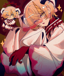  1boy abstract_background asymmetrical_sleeves blonde_hair blush chibi chibi_inset chinese_commentary colored_skin cropped_legs curled_up dress hair_between_eyes half-closed_eyes halftone halftone_background highres horns knees_up limbus_company looking_at_viewer multicolored_skin parted_lips project_moon pwie_(project_moon) pzza8734 red_skin short_hair sidelocks sinclair_(project_moon) sitting sleeves_past_fingers sleeves_past_wrists solo_focus sparkle two-tone_skin veil white_dress white_veil 
