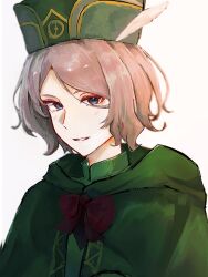  1boy blue_eyes closed_mouth dress green_dress green_hat grey_hair hat highres otto_suewen re:zero_kara_hajimeru_isekai_seikatsu short_hair simple_background solo upper_body white_background yuhaku 