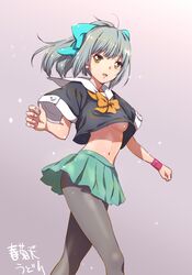  1girl artist_name black_legwear bow breasts cowboy_shot gradient gradient_background green_bow green_skirt grey_hair hair_bow hair_ribbon kantai_collection looking_at_viewer medium_breasts midriff navel orange_eyes pantyhose pleated_skirt ponytail school_uniform serafuku short_ponytail shungikuten skirt solo standing under_boob wristband yuubari_(kantai_collection) 