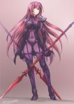  1girl artist_name bodysuit breasts covered_navel dual_wielding eyebrows_visible_through_hair fate/grand_order fate_(series) flipped_hair full_body gae_bolg gluteal_fold greaves highres inoue_sora large_breasts long_hair looking_at_viewer pauldrons polearm purple_hair scathach_(fate/grand_order) simple_background solo spear standing twitter_username very_long_hair violet_eyes weapon 