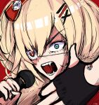  1girl akai_haato bangs blonde_hair blue_eyes bow broken_heart cheseu commentary constricted_pupils fangs fingerless_gloves gloves hair_bow hair_ornament hairclip highres holding holding_microphone hololive looking_at_viewer microphone one_eye_covered open_mouth red_background shouting simple_background solo virtual_youtuber 