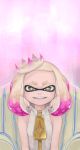 +_+ 1girl armchair bare_arms bare_shoulders blonde_hair chair crown domino_mask eyebrows forehead grin high_collar highres kashu_(hizake) looking_at_viewer mask mole mole_under_mouth multicolored_hair pearl_(splatoon) pink_hair short_hair sleeveless smile solo splatoon splatoon_2 symbol-shaped_pupils tentacle_hair upper_body yellow_eyes zipper zipper_pull_tab