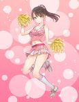  1girl bangs bare_shoulders blush bomhat breasts brown_eyes brown_hair cheerleader clothes_writing english full_body highres katou_megumi kneehighs long_hair looking_at_viewer medium_breasts miniskirt navel open_mouth pink_background pleated_skirt pom_poms ponytail saenai_heroine_no_sodatekata scrunchie short_hair skirt solo standing standing_on_one_leg 