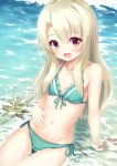  1girl :d arm_support bangs beach bikini blonde_hair blush breasts collarbone eyebrows_visible_through_hair fate/kaleid_liner_prisma_illya fate_(series) green_bikini hair_between_eyes hand_on_own_stomach highres illyasviel_von_einzbern long_hair looking_at_viewer magical_ruby navel ocean open_mouth outdoors platinum_blonde red_eyes side-tie_bikini sitting small_breasts smile solo swimsuit thighs tomifumi wand wet 
